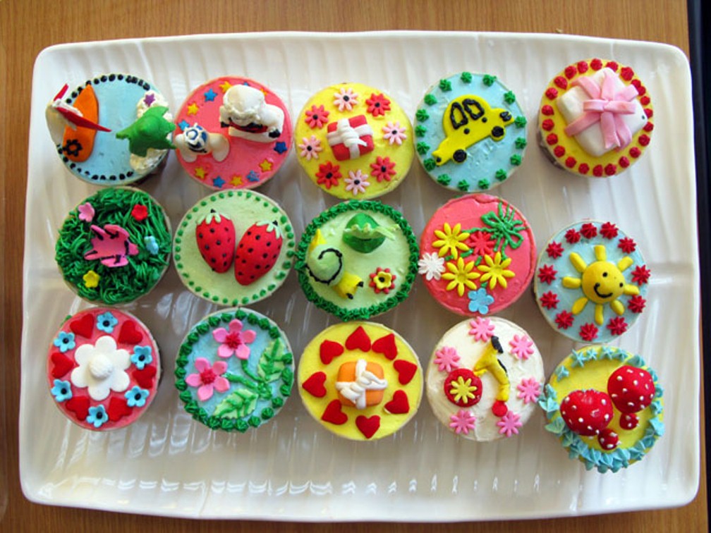 http://www.lomira.lib.wi.us/wp-content/uploads/2012/06/Cupcake-Decorating-Ideas-0071.jpg